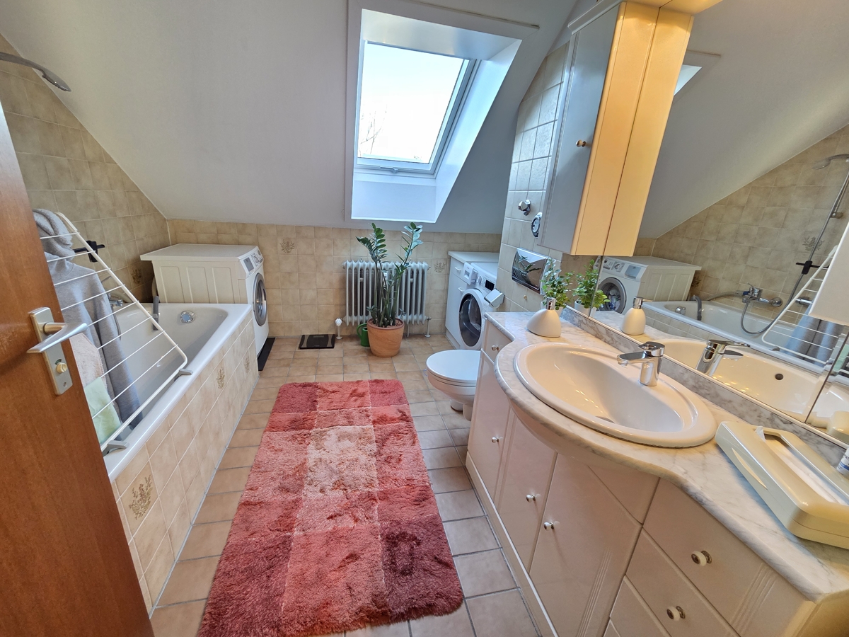 Badezimmer zu Fenster