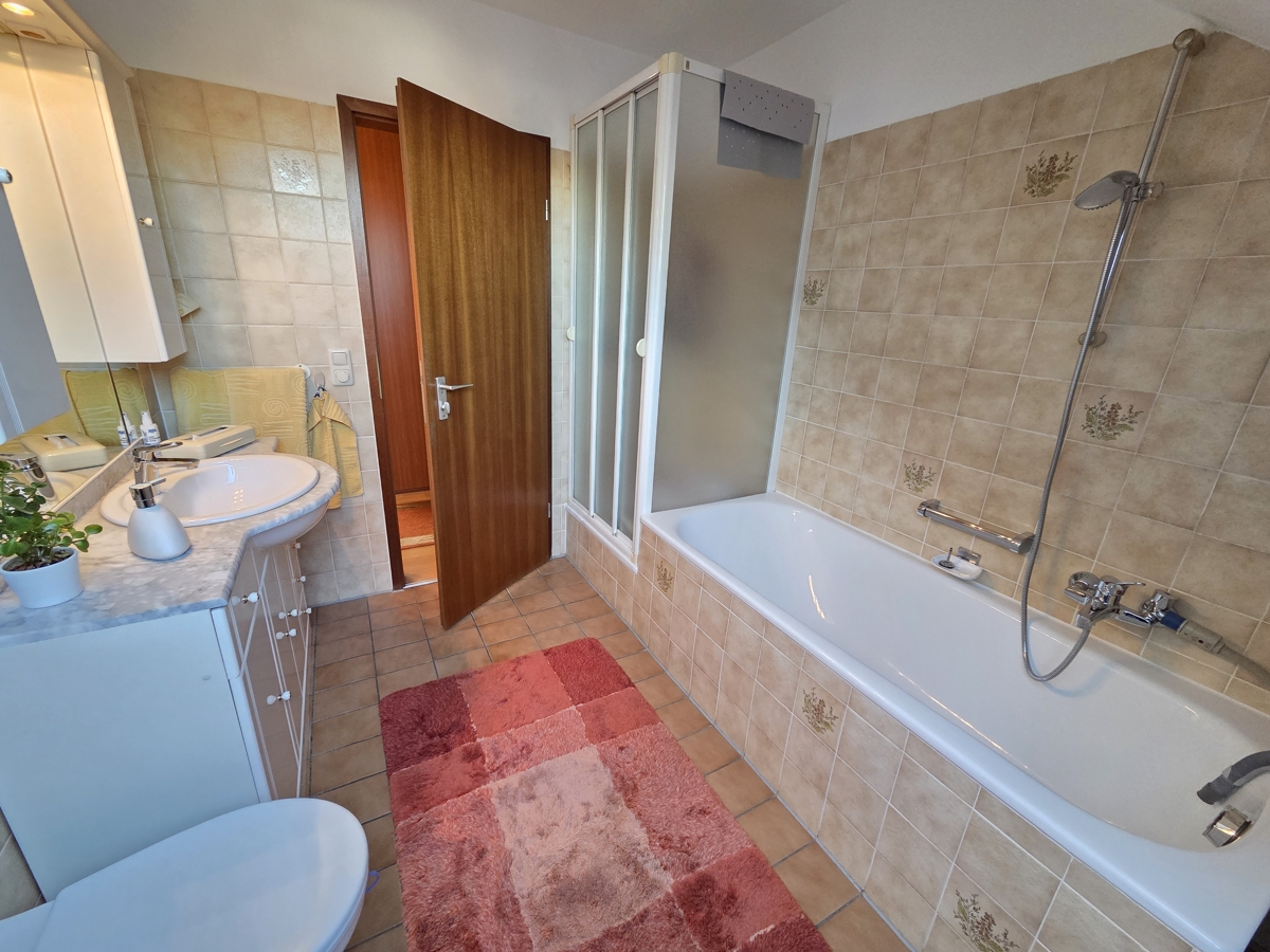 Badezimmer zu Tür