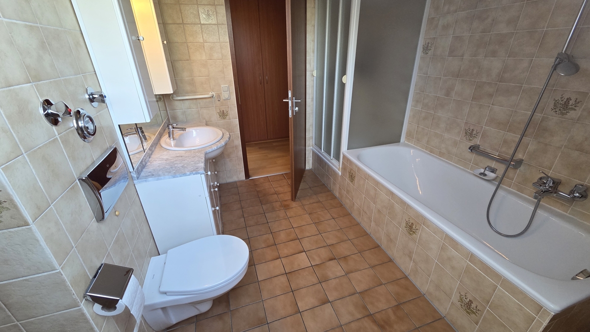 Badezimmer zu Tür